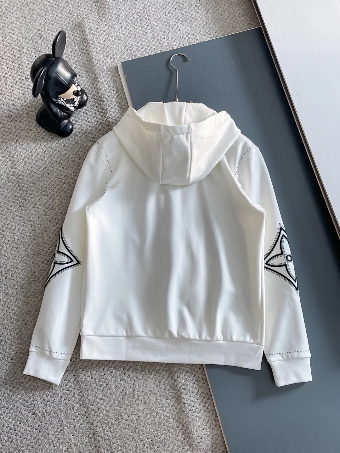 🅿️720 LV hot-selling suit is coming. Focus on the original version of the official website. 2025 new hot-selling cardigan suit. The original order is the best. 🇭🇰The meticulous work of top designers. It has a fitting and perfect upper body effect. All-natural high-quality Tencel Roman cotton 100%, close-fitting comfort, noble and elegant! Original hardware embodies elegance and nobility! Counter size: M-3XL (maximum wear up to 190 pounds)